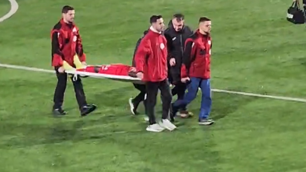 Panik në ndeshjen Partizani-Elbasani, futbollisti bie pa ndjenja në fushëm, hyn ambulanca