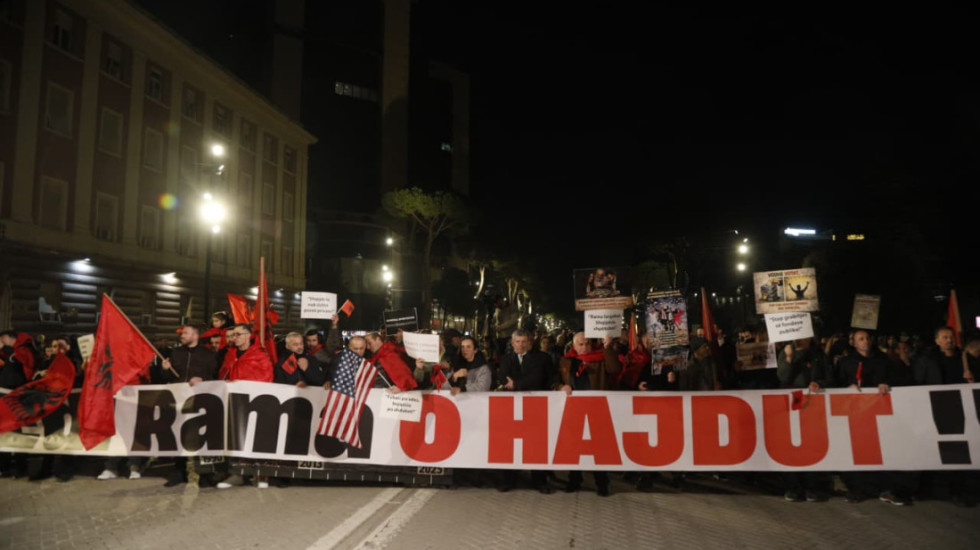 “Rreshtimi krah drejtësisë, fasadë”, Lapaj: Populli përball frontit të hajdutëve, të bashkohemi