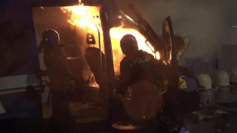 Luftë guerrile në Torino, policia sulmohet me molotov dhe çekiç, Meloni: Armiq të shtetit!