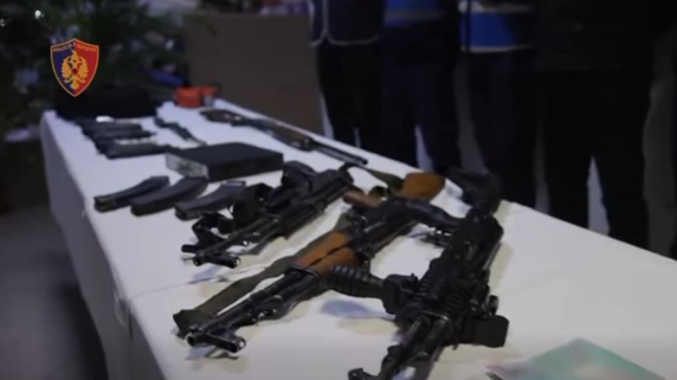 Vinin nga Kosova, zbulohet magazinë me armë në Tiranë, 4 të arrestuar