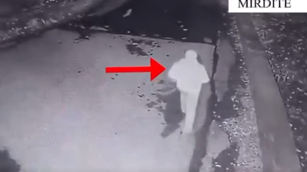 I vuri flakën një dyqani dhe tentoi të digjte një gomisteri, arrestohet 52-vjeçari