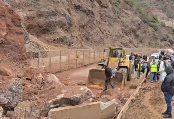 Aksi Elbasan-Qafë Thanë rreth 5 orë i bllokuar, të sëmurët transportohen me barelë përmes lumit