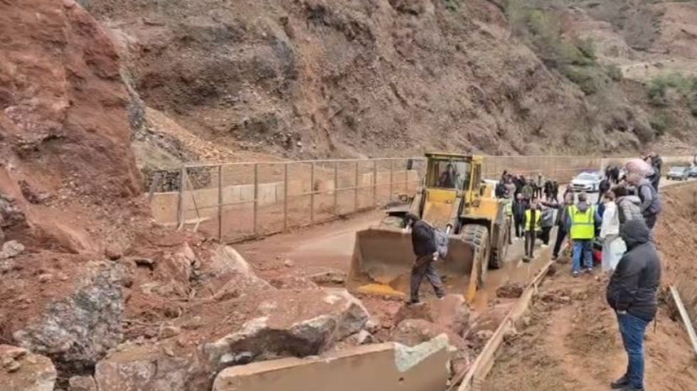 Aksi Elbasan-Qafë Thanë rreth 5 orë i bllokuar, të sëmurët transportohen me barelë përmes lumit