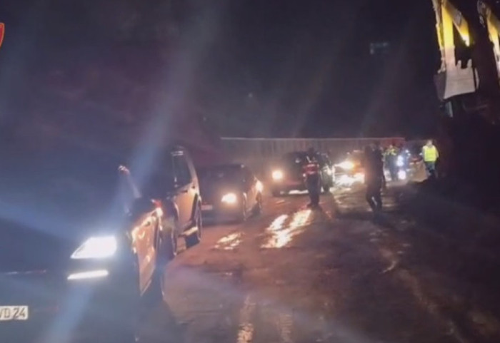 Pas 8 orësh bllokim, hapet rruga Librazh- Qafë Thanë