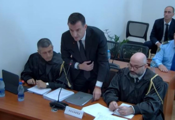 Tension në seancën për Veliajn, kryebashkiaku kërkon përjashtimin e gjyqtares dhe braktis sallën