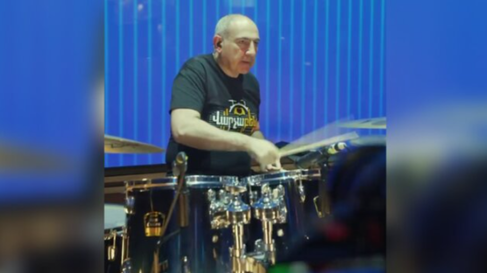 Kryeministër ditën, yll roku natën! Shefi i qeverisë armene ndez koncertin në Jerevan