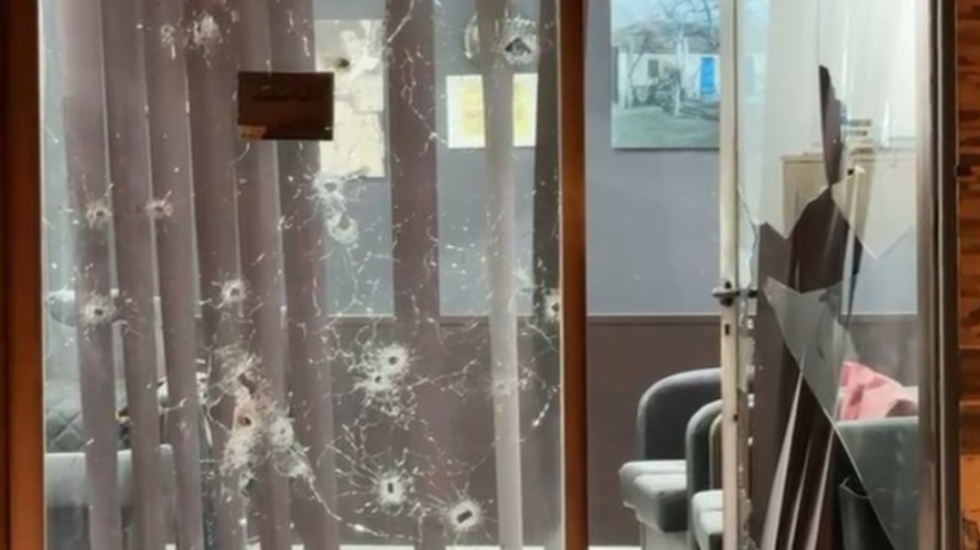 Iu kundërpërgjigj me armë atentatorëve në Lezhë, ndalohet polici që ndodhej në berberhane