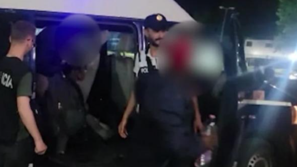 Ishin fshehur në një ndërtesë të braktisur në Korçë, policia ndalon 16 emigrantë