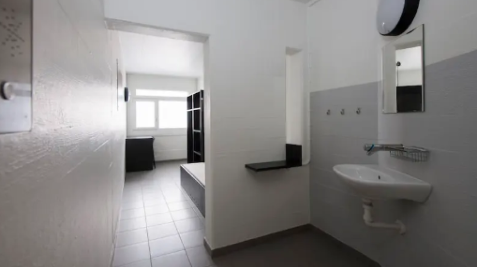 120 makina, jetë luksi dhe mashtrime, dënohet në Zvicër sheh-imami nga Kosova