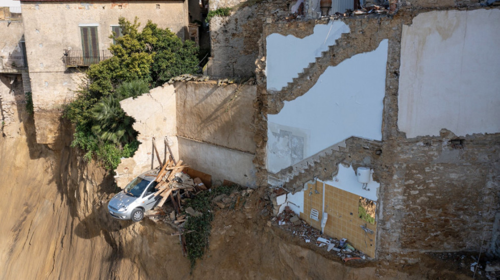 Bie në humnerë makina simbol e rrëshqitjes së tokës në Sicili