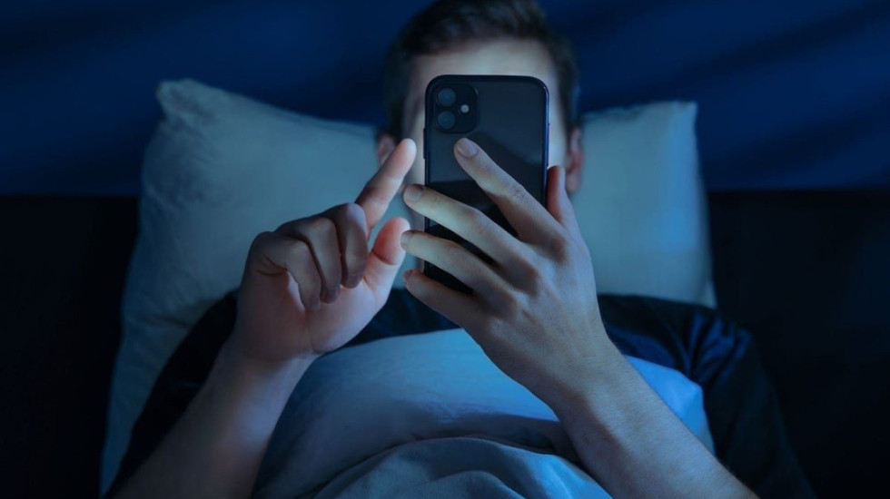 Nga aplikacioni që tregon nëse je gjallë, te agjencia që të “inskenon” vdekjen: Ja si përjetohet vetmia