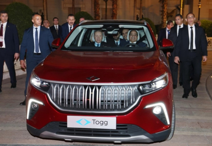 Diplomacia e “timonit”, Erdogan i dhuron Presidentit egjiptian një makinë elektrike, Sisi e shëtit në Kajro