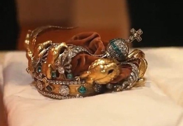 Grabitja e bujshme në Luvër, kurora e mbretëreshës Eugénie do të restaurohet