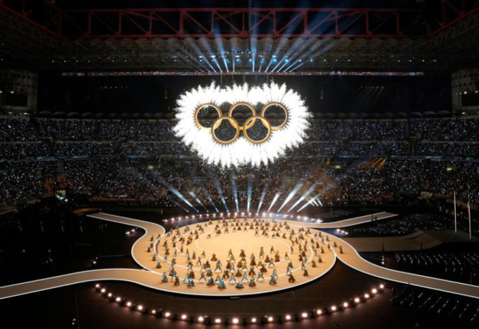 San Siro “harron” futbollin! Andrea Bocelli dhe Mariah Carey hapin Lojërat Milano-Cortina