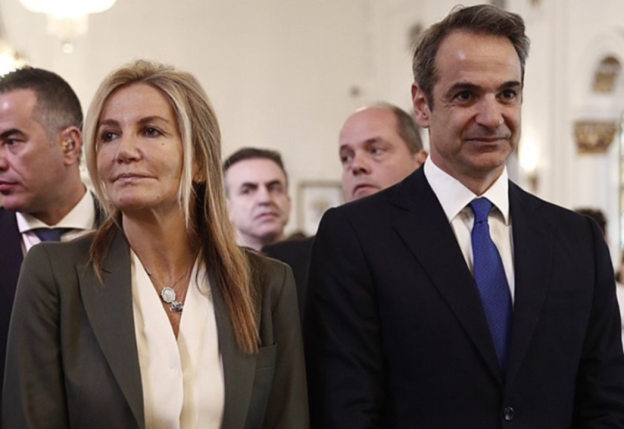 Shoqëronte Micotaqis në ceremoninë e Lojërave Olimpike, bëhet për spital gruaja e kryeministrit grek