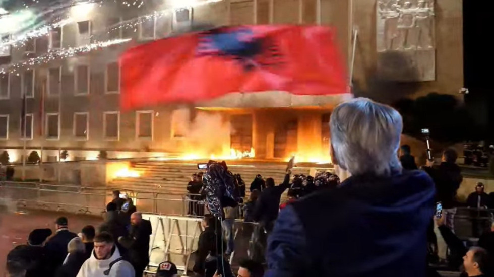 LIVE/Molotovë Kryeministrisë dhe Parlamentit, lëndohen policë, Berisha: Shpallim Edi Ramën armik të Shqipërisë