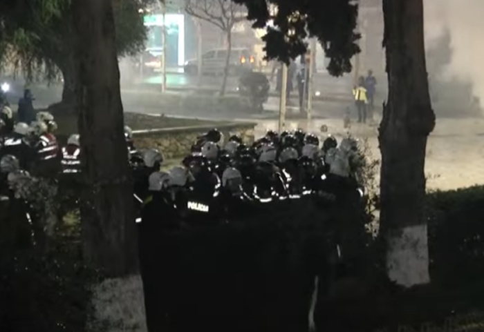 Sërish gaz lotsjellës te Parlamenti, policia nuk lejon protestuesit të grumbullohen