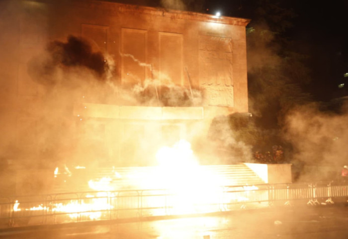 Me një betejë të fituar, PD rikthehet me protestë përpara Kryeministrisë