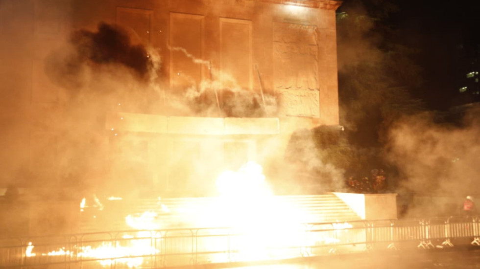 Opozita zbret sot sërish në shesh, mbahet protesta e radhës përpara Kryeministrisë