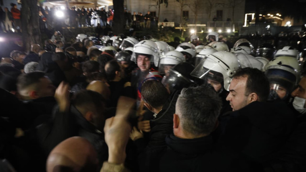 Nën hetim Flamur Noka e Xhelal Mziu, u përplasën me dy persona që i akuzuan si policë