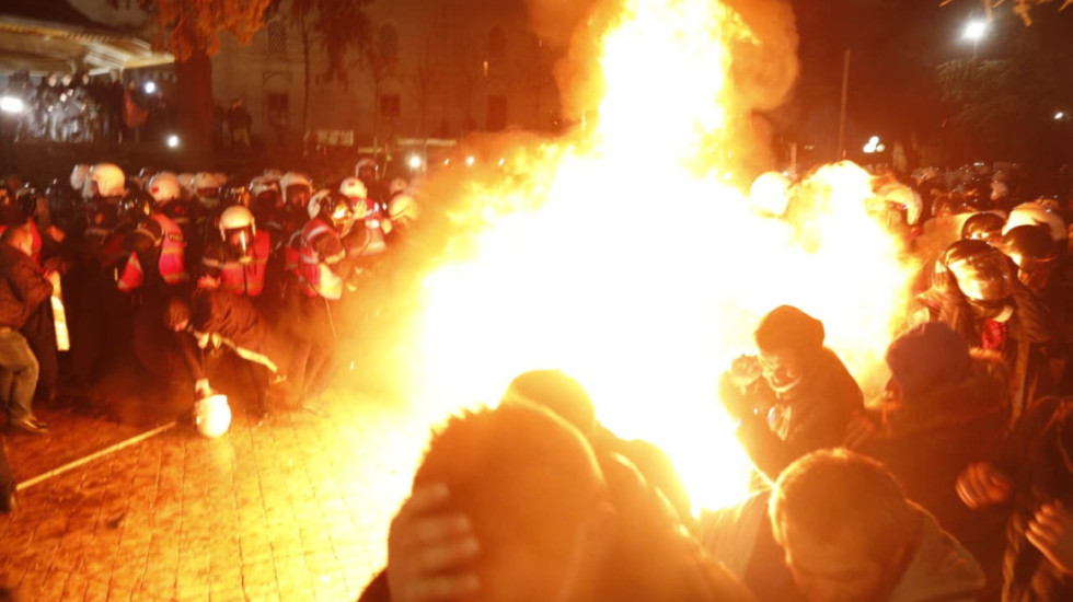 Hodhën molotovë kundër policisë, Gjykata cakton masën “Detyrim paraqitje” për 14 protestuesit