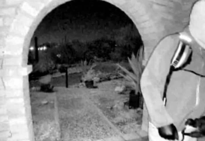 FBI publikon pamjet, një person me maskë në shtëpinë e nënës së gazetares