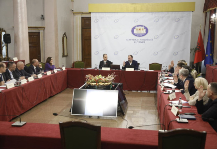 Një ditë pas protestës së dhunshme, opozita rikthehet në tryezën e Reformës Territoriale