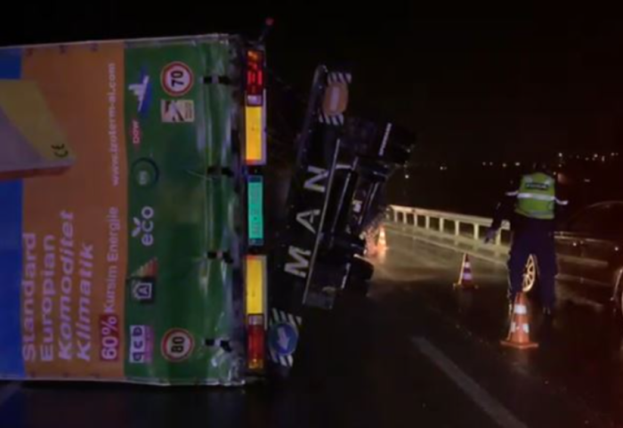 Bllokohet rruga Korçë–Bilisht, rimorkio e kamionit shkëputet nga era e fortë dhe godet një automjet