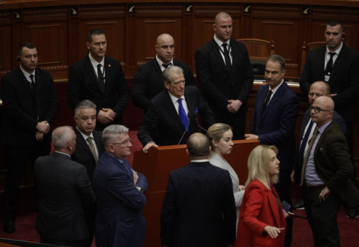 Tensione në Kuvend, opozita bllokon foltoren, Balla: Distancohuni nga dhuna