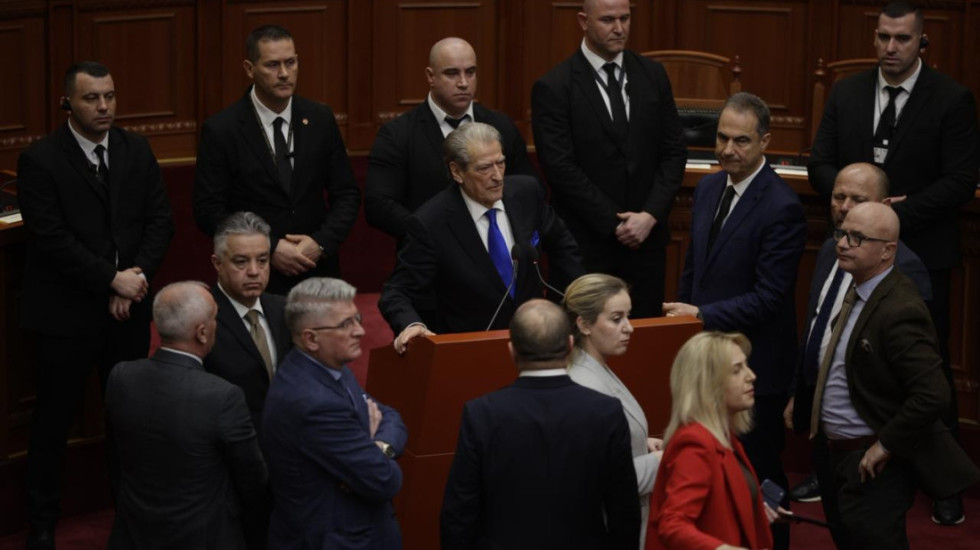 Tensione në Kuvend, opozita bllokon foltoren, Balla: Distancohuni nga dhuna