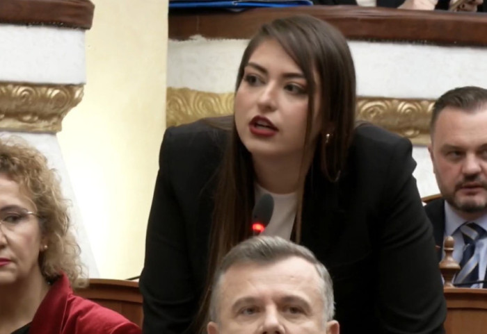 Sara Mila - Berishës: Po djeg Shqipërinë prej 30 vitesh vetëm për prapanicën tënde