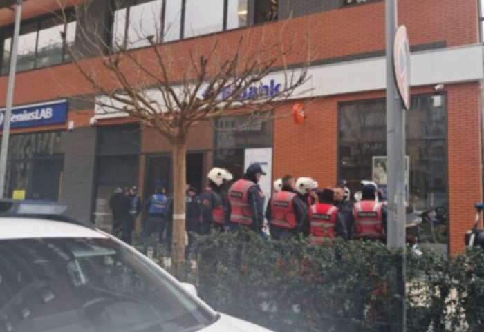 Me kallashnikov në bankë, tentohet grabitja në Tiranë, autori në pranga