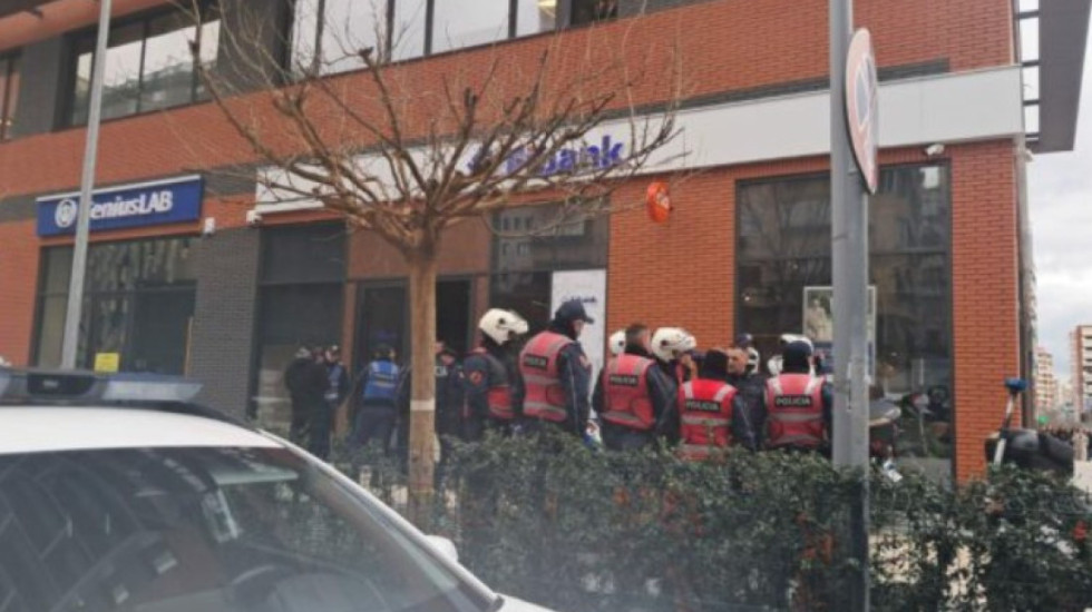 Me kallashnikov në bankë, tentohet grabitja në Tiranë, autori në pranga