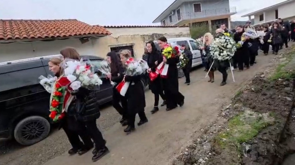 U shuan nga monoksidi i karbonit në Itali, përcillet në banesën e fundit familja Kola