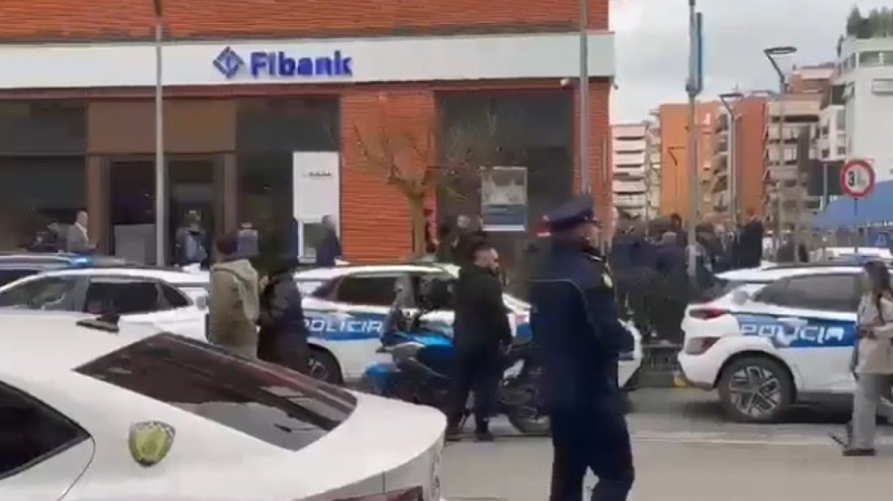 Detaje të reja nga grabitja e bankës, 61-vjeçari mori 800 mijë lekë