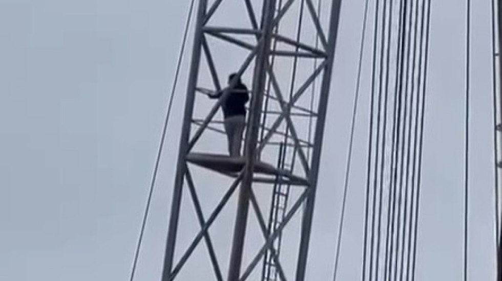 Gruaja në Kuçovë hipën në shtyllë dhe kërcënon të hidhet: S’më kanë dhënë rrogën prej dy muajsh!