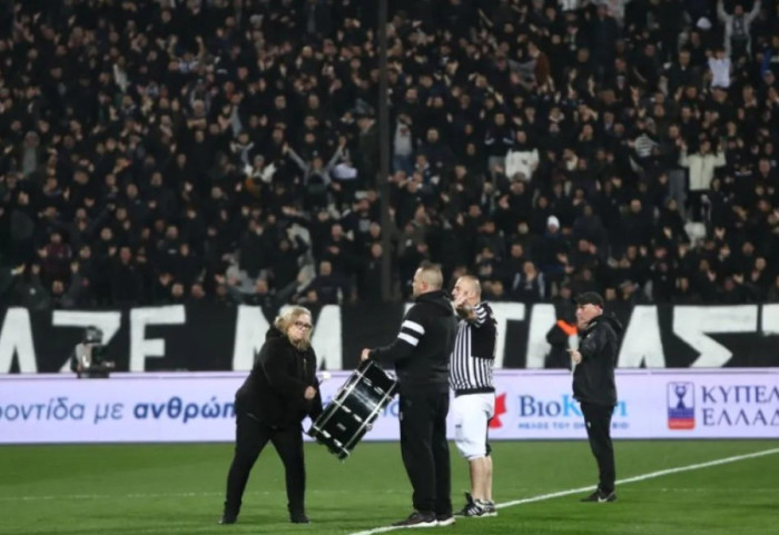 Moment prekës, nëna e tifozit të PAOK që vdiq në aksident bëhet një me ultrasit në stadiumin “Toumba”