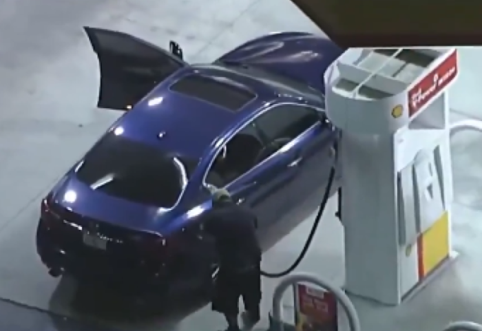 Arratisja e shekullit, ndalon… të mbushë makinën me karburant dhe largohet në këmbë