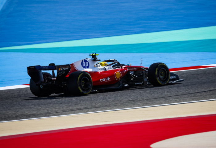 Hamilton kritikon revolucionin në Formula 1, por Ferrari feston me Leclerc