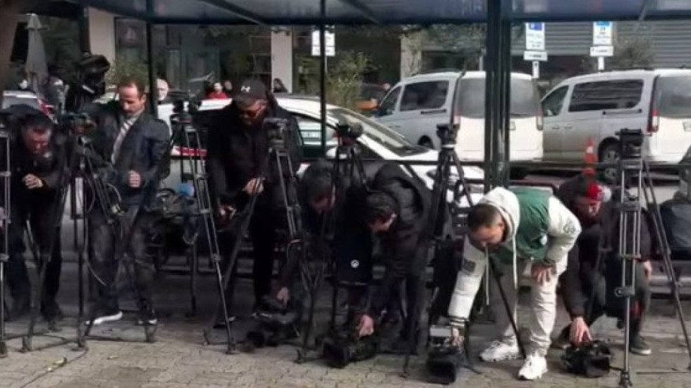 Protesta e mediave: Operatorët ulën kamerat për të mos xhiruar eksponentët e PD-së në Gjykatë