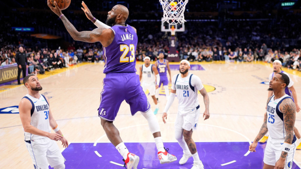 LeBron James vendos rekord në moshën 41-vjeçare, Lakers shkatërrojnë Mavericks