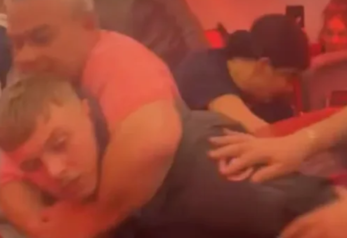 Grushte në ajër, dy pasagjerë përleshen gjatë fluturimit, avioni bën ulje të detyruar