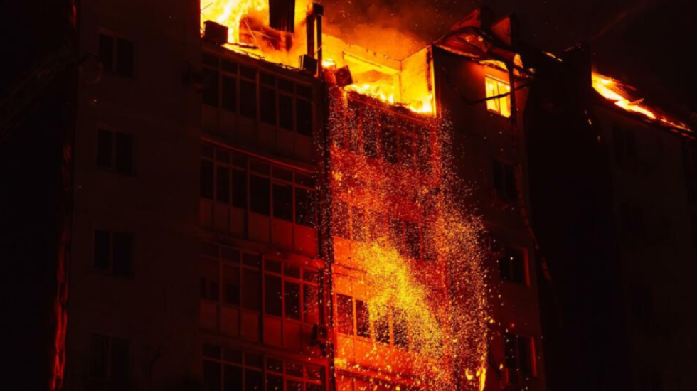 Zjarr në periferi të Budapestit, viktima dhe të plagosur në ndërtesën dykatëshe