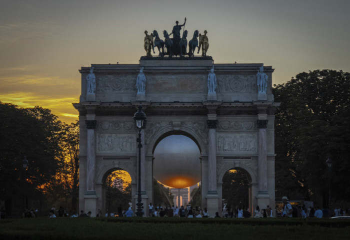 “Po hetohet pista e terrorizmit”: Xhandari sulmohet pranë Harkut të Triumfit, ekzekutohet agresori