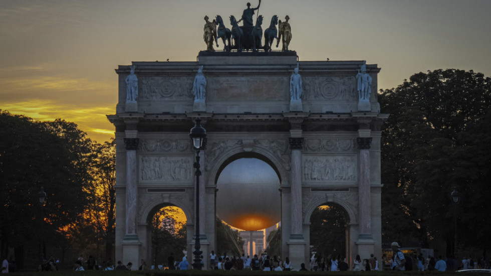 “Po hetohet pista e terrorizmit”: Xhandari sulmohet pranë Harkut të Triumfit, ekzekutohet agresori