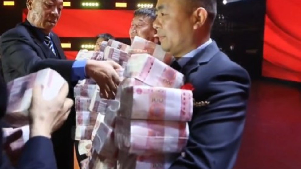 Shpërblimet e kompanive në Kinë, tufa me para që peshojnë disa kilogramë