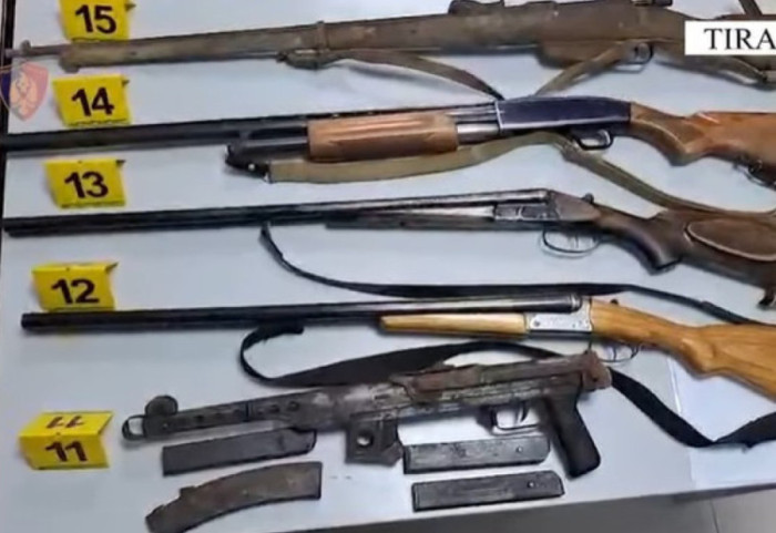 Shtëpia si “depo armësh”, arrestohet 63-vjeçari në Tiranë