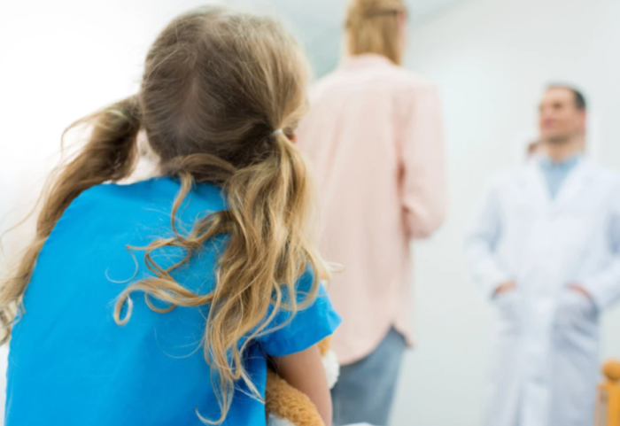 Shpërthen fruthi në Londër, me dhjetëra fëmijë të infektuar