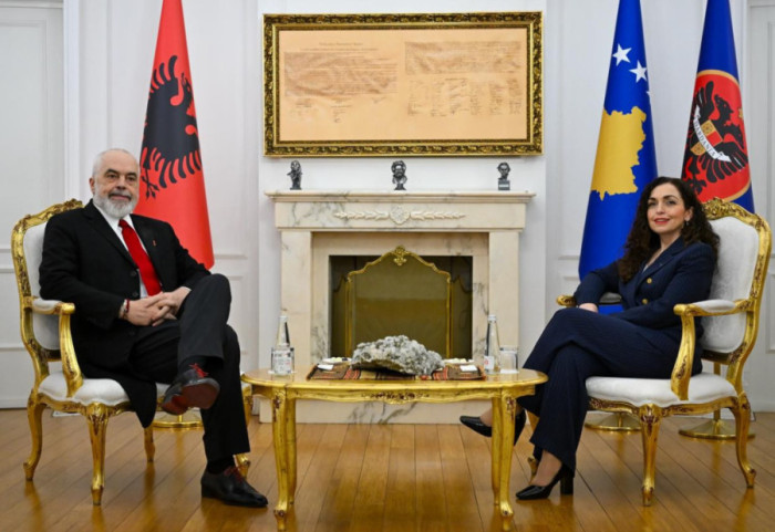 Rama nis vizitën në Kosovë, pritet nga Presidentja Osmani, diskutojnë për Bordin e Paqes