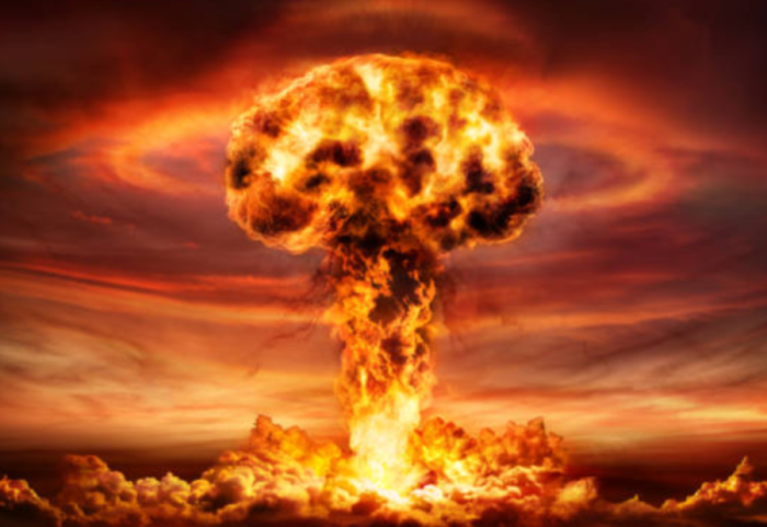 Polonia po shqyrton mundësinë e zhvillimit të armëve bërthamore